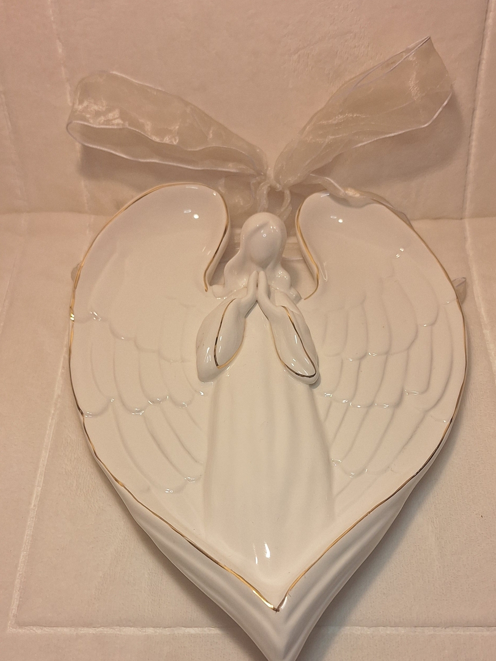 Wall Plaque Heart-Shaped Angel "Bright White"The Bow Needs To Be Upgraded.